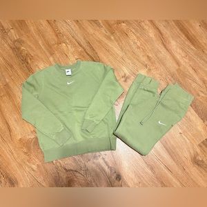 NIKE Matching Set (Sweatpants and Sweatshirt)